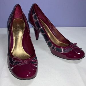 Antonio Melani patent burgundy heels Sz 7.5M round toe fabric inset bow